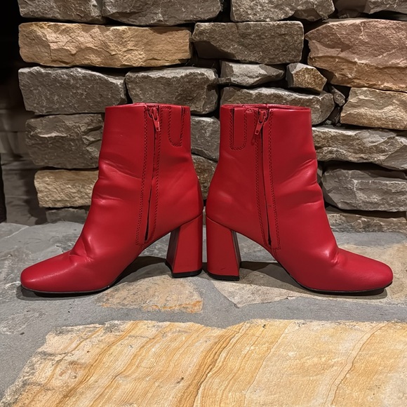 Red faux leather bootie 3” heel size 6 - Picture 3 of 10